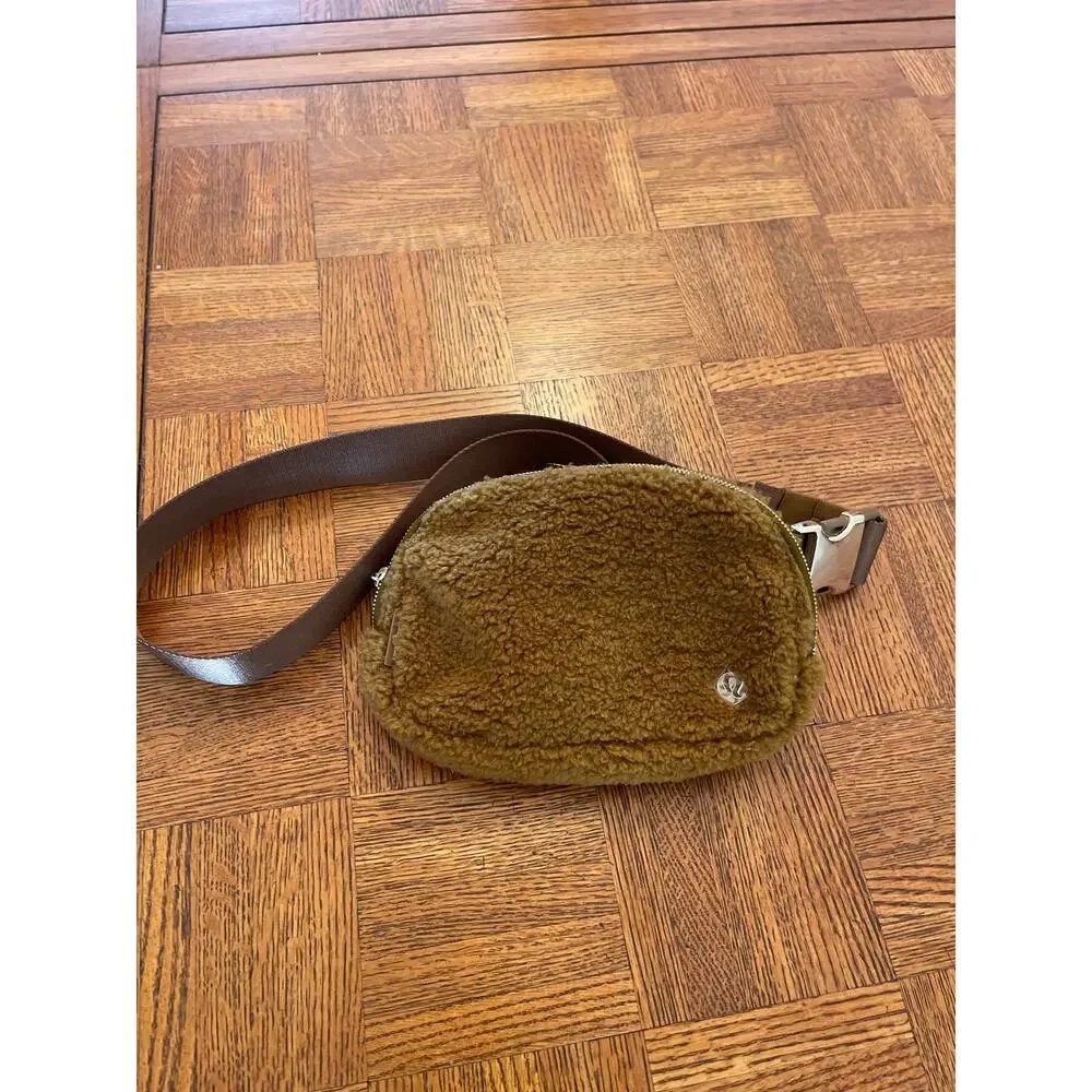 Lululemon Everywhere Sherpa Belt Bag in golden brown - Picture 2 of 7